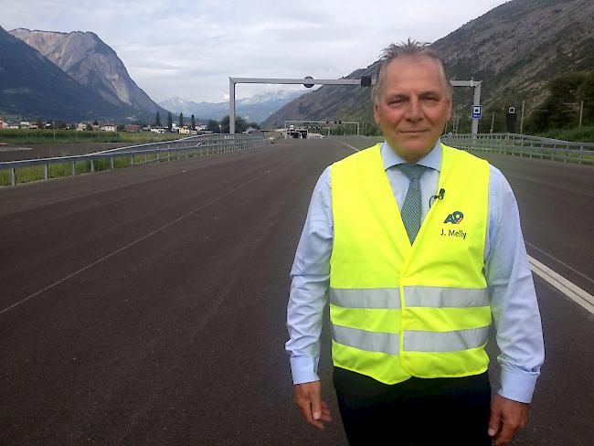 Staatsrat Jacques Melly vor dem Ostportal des gedeckten Einschnitts Turtmann.