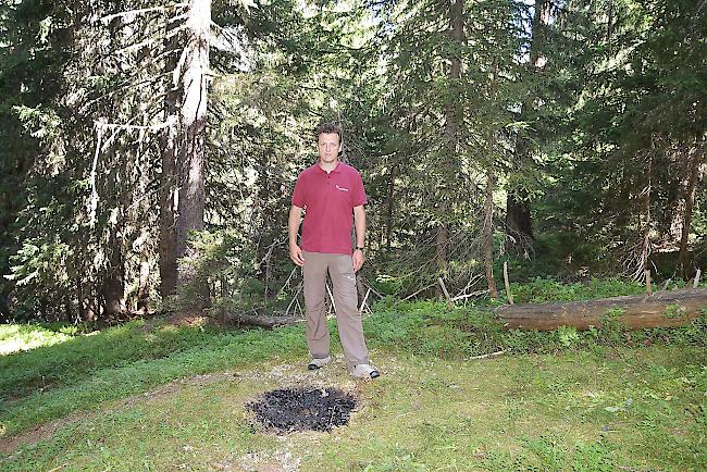 Willy Werlen ist bestürzt über die «wilde» Feuerstelle im Schutzwald oberhalb Reckingens.