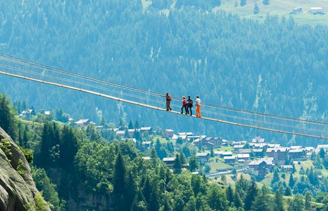 Aspi-Titter-Hängebrücke mit dem Dorf Bellwald im Hintergrund