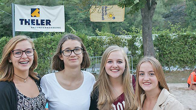 Tamara Rovina (15) aus St. Niklaus, Milena Burgener (16), Ramona Brantschen (16) und Kim Imesch (16), alle aus Grächen.
