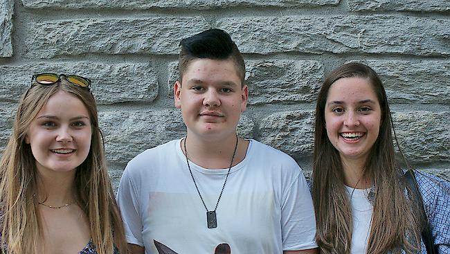 Florence Stoffel (15) aus Visp, Janis Stoffel (15) und Sarina Zimmermann (15), beide aus Visperterminen.