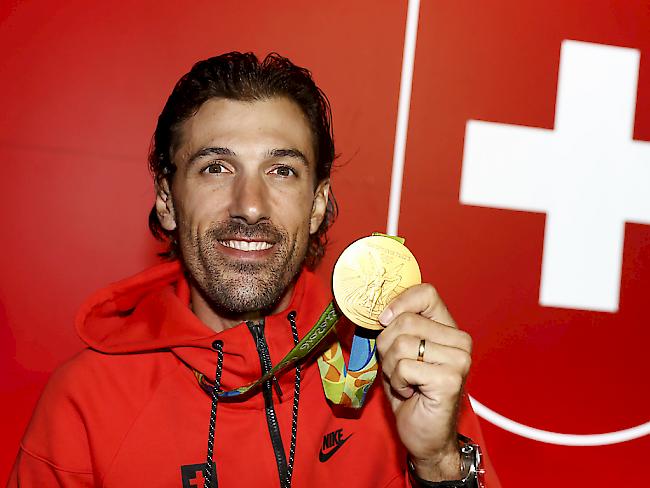 Fabian Cancellara of Switzerland poses with his gold medal he won in the Cycling Road Time Trial race in the House of Switzerland at the Rio 2016 Summer Olympics in Rio de Janeiro, Brazil, Wednesday, August 10, 2016. (KEYSTONE/Peter Klaunzer)