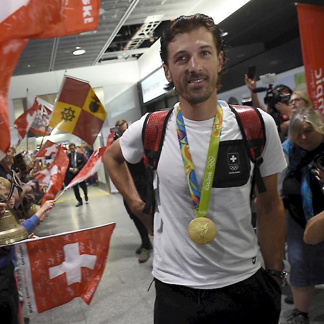 Olympiasieger Fabian Cancellara wird von den Fans bejubelt, bei seiner Ankunft am Flughafen Zürich-Kloten