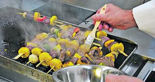   Pinseleinsatz. Das Oliven&ouml;l sch&uuml;tzt das Fleisch  davor auszutrocknen.  