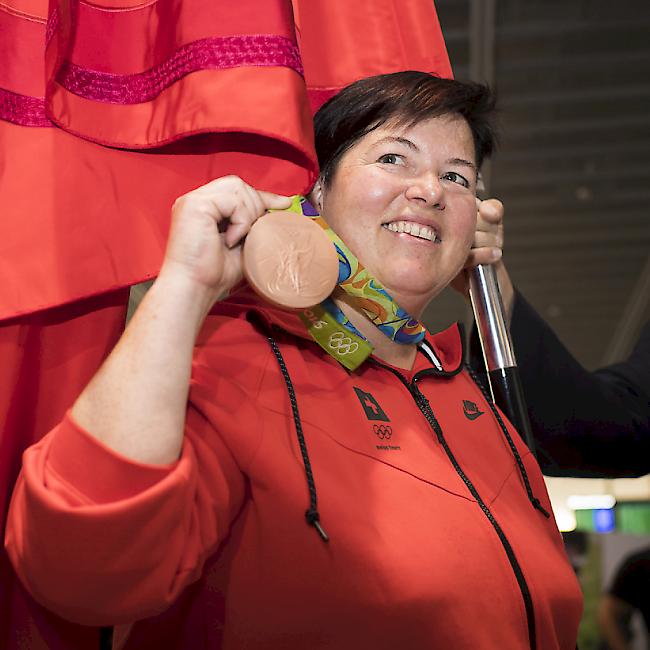Thurgauer Fahne, Schweizer Fahne, Medaille: Schöner Empfang für Heidi Diethelm am Flughafen