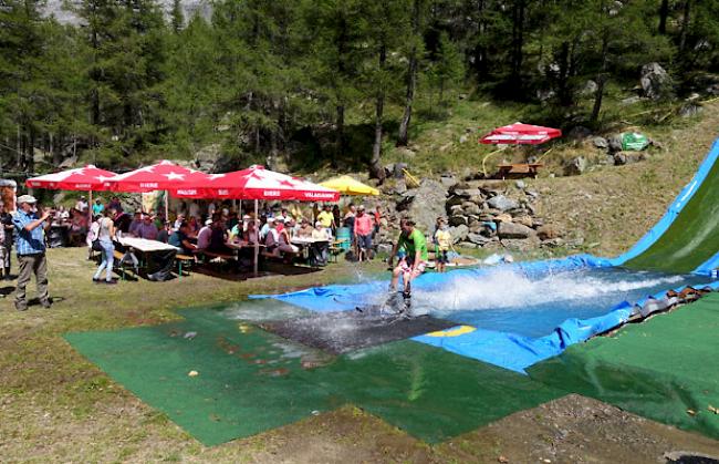 Sportlich und sicher dem Taucher im Wasserbecken entronnen.