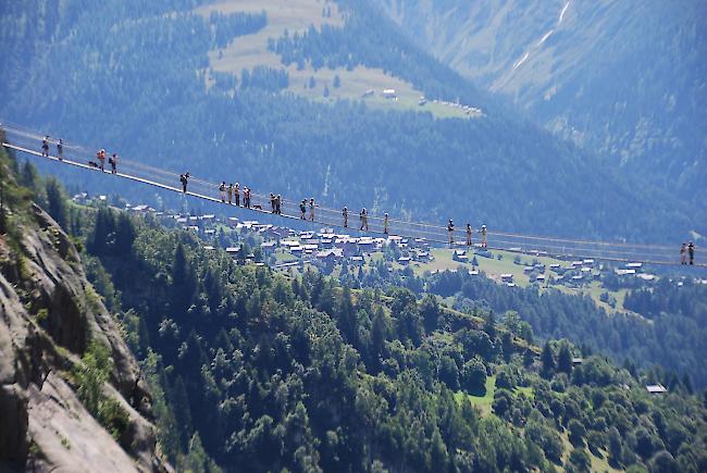 Die Brücke bietet eine eindrückliche Aussicht. 