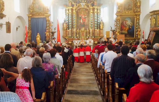 Zahlreiche Besucher. Feierliche Messe in Simplon-Dorf.