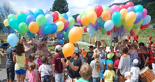 Die Kinder durften zur Feier des Tages Ballons aufsteigen lassen.