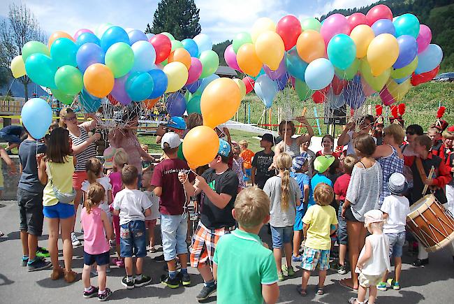 Die Kinder durften zur Feier des Tages Ballons aufsteigen lassen.