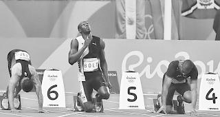 Superstar. Usain Bolt fleht bei den Startvorbereitungen um Hilfe von oben (Bild oben), er spielt f&ouml;rmlich mit seinen Gegnern (Mitte) und er l&auml;sst sich von den Fans feiern. 