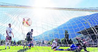 Goalgetter. Der dreifache Torsch&uuml;tze Marco Schneuwly (rechts, am Boden) trifft zum 0:2, Goalie Michael Kurmann ist geschlagen.