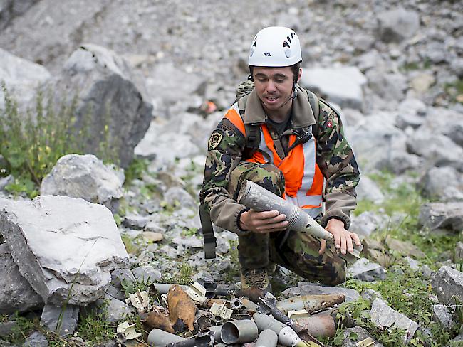 Gebirgsspezialisten der Armee sammeln am Fuss des Säntis Munitionsreste einer der grössten Truppenschiessplatzes der Schweizer Armee ein.