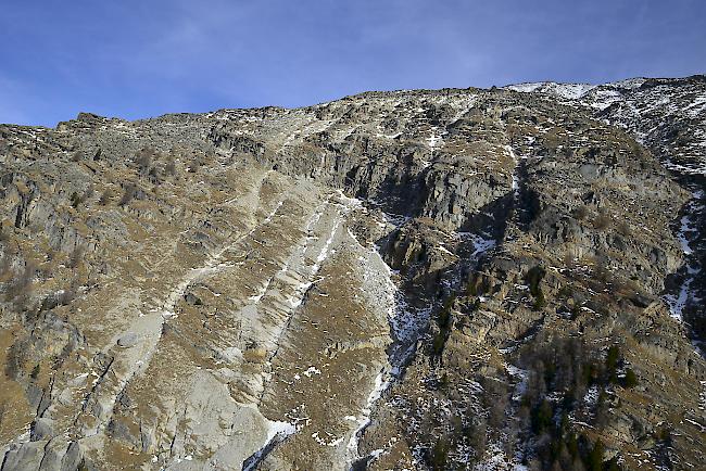 Die steile Flanke an der östlichen Talseite.