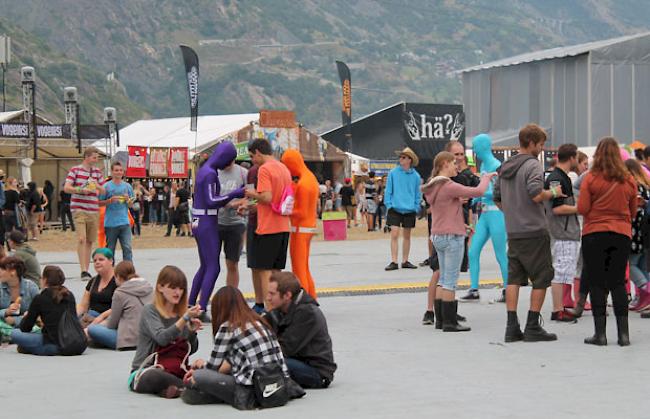 Maskierte mischen sich unter die Festivalbesucher.