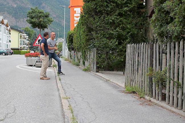 Tatort. Patrick Imesch und David Burgener an der Stelle in den Kleegärten, wo sich ihre spielenden Kinder plötzlich einem bislang unbekannten bewaffneten Mann gegenübersahen und die Flucht ergriffen.
