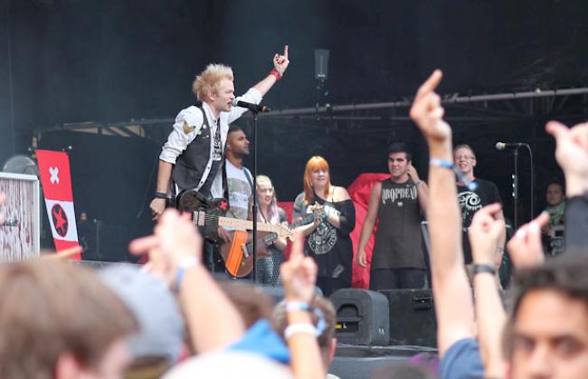«Zeigt mir euren Mittelfinger», forderte «Sum 41»-Sänger Deryck Whibley das Publikum heraus.