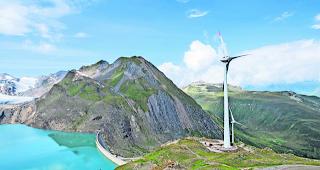 Landschaftspr&auml;gend. Die beiden bestehenden Windr&auml;der des Windparks. &Ouml;stlich davon (im Bild rechts) werden in den n&auml;chsten Wochen zwei weitere solch gigantischer Windr&auml;der installiert. 