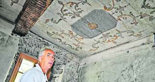 Historisch. Roland Lochmatter im Innern des Schlosses Mattini: Teils sind die Fragmente noch recht gut erhalten.  