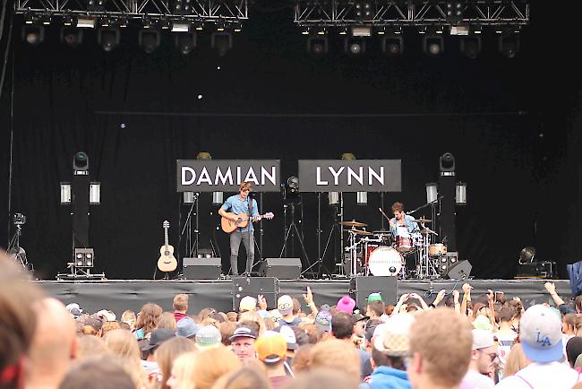 Damian Lynn eröffnet den Samstag des Open Air Gampels vor zahlreichen Zuschauer.