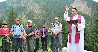 Einweihung. Pfarrer Rolf Kalbermatter auf dem Dach der Sammelstube.