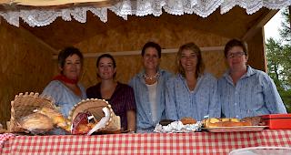 Passioniert verkaufen Damen des Frauen- und M&uuml;ttervereins ihr Geb&auml;ck am 7. Moosalp Markt.