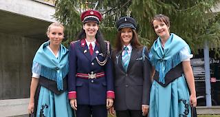 Alte versus neue Uniform. Von links: Launora Avdija in der neuen Tracht, Lara Brantschen in der alten Uniform, Vanessa Brantschen in der neuen Uniform sowie Anja Roten in der neuen Tracht.
