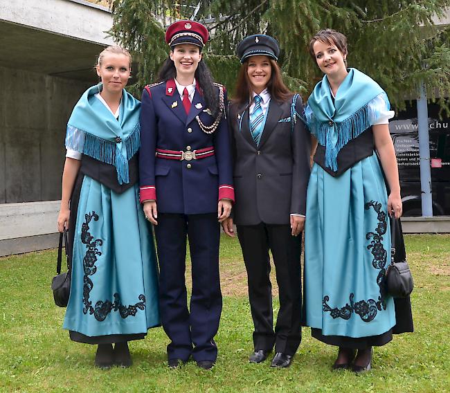Alte versus neue Uniform. Von links: Launora Avdija in der neuen Tracht, Lara Brantschen in der alten Uniform, Vanessa Brantschen in der neuen Uniform sowie Anja Roten in der neuen Tracht.