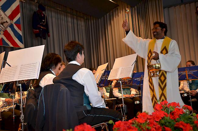 Dolphy Veigas, Priester von Randa und Täsch, bei der Einsegnung der neuen Uniformen.