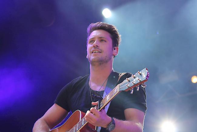 Bastian Baker auf der Bühne in Gampel.