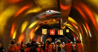 Eindr&uuml;ckliches Lichtschauspiel im Tunnel Visp kurz vor der Sprengung der letzten Meter.