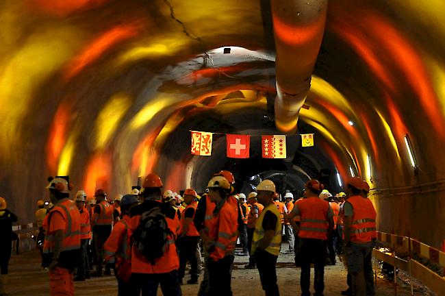 Eindrückliches Lichtschauspiel im Tunnel Visp kurz vor der Sprengung der letzten Meter.