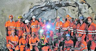 Geschafft! Der letzte Meter ist durchbrochen  &ndash;  der Durchstich geschafft. Stolz posieren die Mineure und strahlen in die Kameras.  