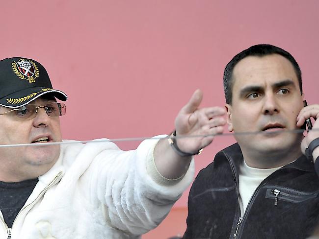 Der ehemalige Präsident des Fussballclubs Neuchâtel-Xamax, Bulat Tschagajew (links), erschien am Dienstag überraschend zum Prozess in Neuenburg. (Archivbild)