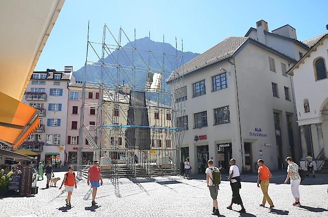 Gerüst des Anstosses. Die Installation «Aperçu» des Architektenkollektivs «Das Blaue Becken».