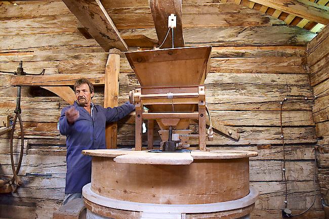 Alte Traditionen werden wieder belebt. Müller Norbert Schmidt erklärt die Funktionsweise der restaurierten Stockmühle in Selkingen.