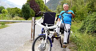 Nur wenig Platz &ndash; Weil sich auf dem Veloweg bei Gampel Barrieren befinden, wird der Fahrspass von Tandem 91 getr&uuml;bt.