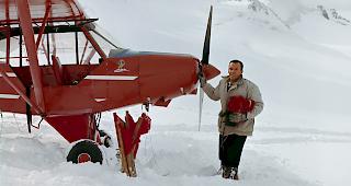 Schicksalhaft. Der versierte Gletscherpilot Hermann Geiger flog unz&auml;hlige riskante Eins&auml;tze in den Alpen. Bei einem tragischen Unfall &uuml;ber dem Flugplatz in Sitten verliert der Walliser anno 1966 sein Leben.