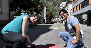 Die beiden Organisatoren Joey K&uuml;hlberger (links) und Billy Bregy beim Verzieren der Sterne beim Walk of Fame an der Furkastrasse.