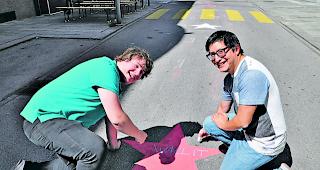 Die Organisatoren des Furkastrassf&auml;schts 2016: Joey K&uuml;hlberger und Billy Bregy (oben von links ) beim Walk of Fame. 