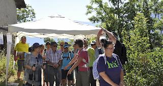 Gruppe beim Stand des Fonds Landschaft Schweiz.