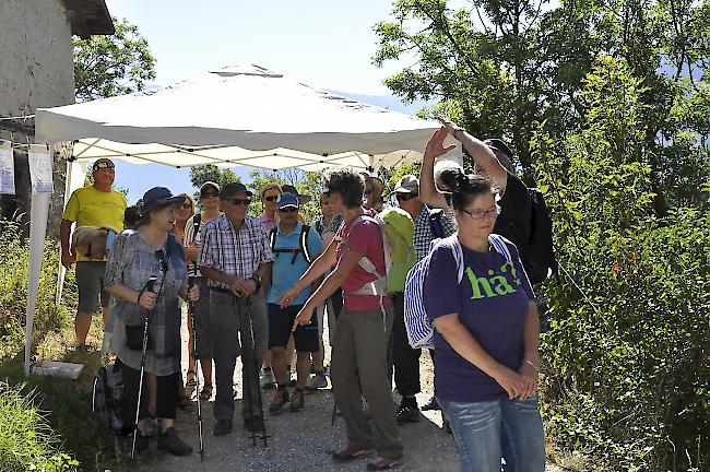 Gruppe beim Stand des Fonds Landschaft Schweiz.