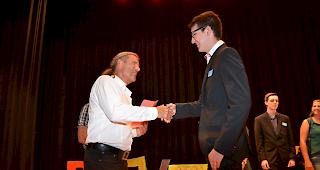 Staatsrat Oskar Freysinger &uuml;bergibt ein Diplom an der Lehrabschlussfeier 2016.