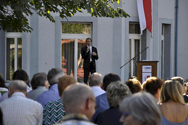 Olivier Mermod bei seinem Schlusswort im Garten der OMS St. Ursula.