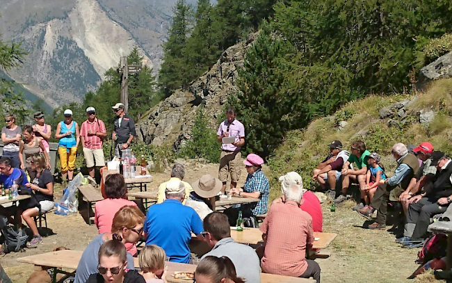 Die Teilnehmerinnen und Teilnehmer der Eröffnungsfeier wanderten von der Täschalp bis nach Tuftern. Hier beim Zwischenhalt unmittelbar beim Täschwang.