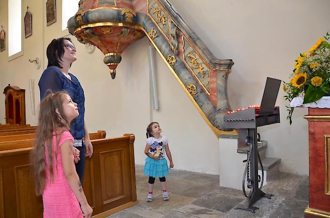 Im Mittelpunkt des Festes stand die St. Michaels Kirche. Eine Mutter mit ihren beiden Kindern beim Bestauenen des Seitenaltars.