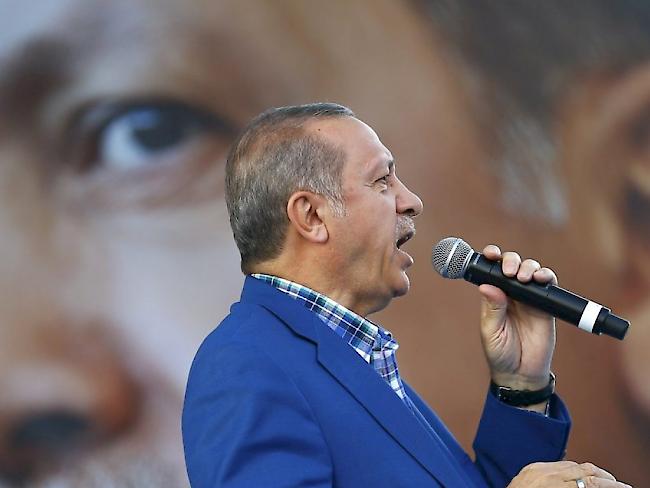 Ruft die Bürger in der von vielen Kurden bewohnten Stadt Gaziantep zum Kampf gegen den Terror auf: der türkische Präsident Recep Tayyip Erdogan.