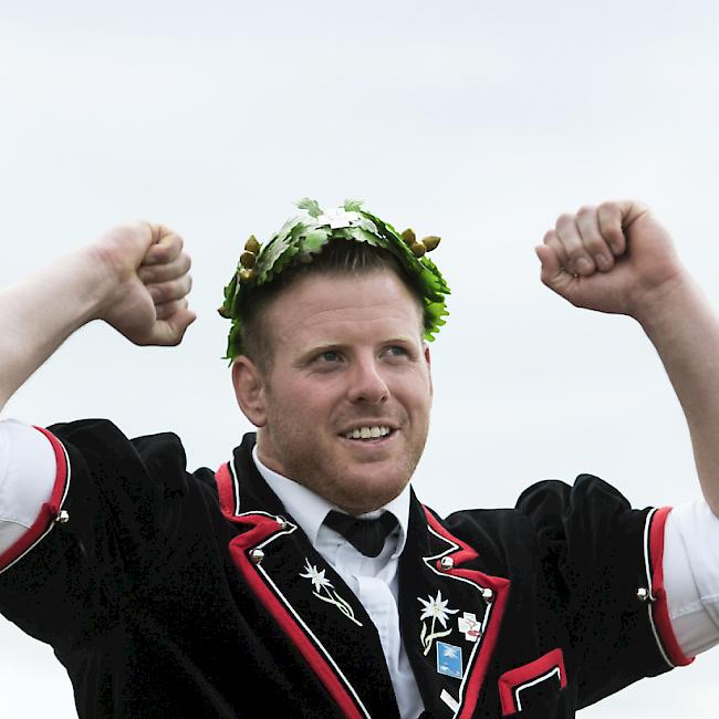 Der neue Schwingerkönig Matthias Glarner feiert mit dem Kranz am Eidgenössischen Schwingfest