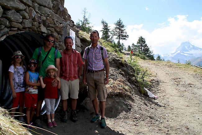 Geologe Eric Pointner, Mario Fuchs, Gemeindepräsident von Täsch, und Klaus Tscherrig vor einem der fünf neuen Schutzbauten im «Täschwang».