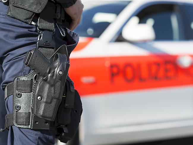 Abgebrühte Diebe flüchteten in Graubünden zweimal vor der Polizei, vor und nach einem Tresorraub in Trin. Sie befanden sich am späten Dienstagnachmittag weiterhin auf der Flucht.